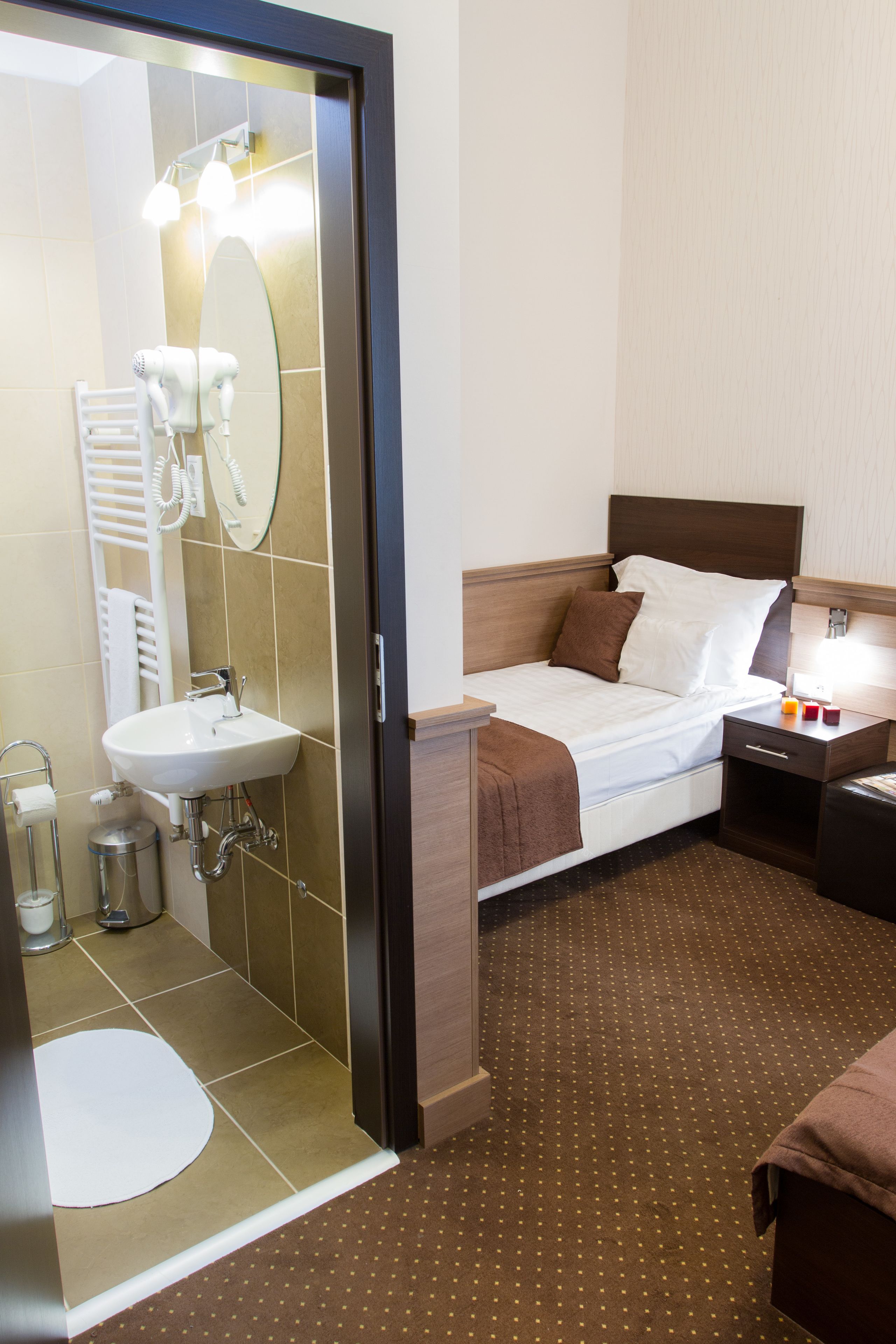 triple room | 2 bedrooms, in-room safe, desk, laptop workspace