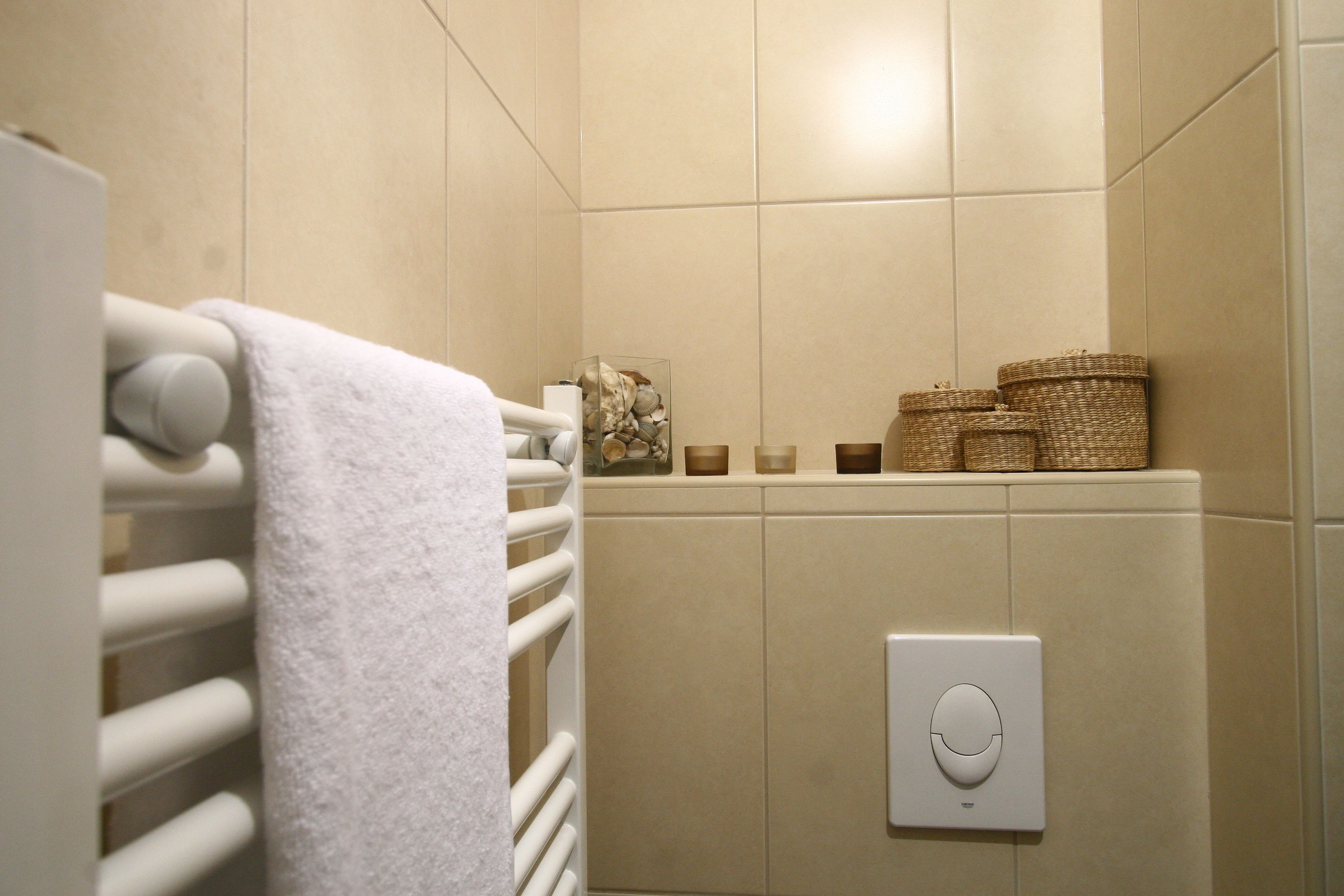 shower, hair dryer, towels, shampoo