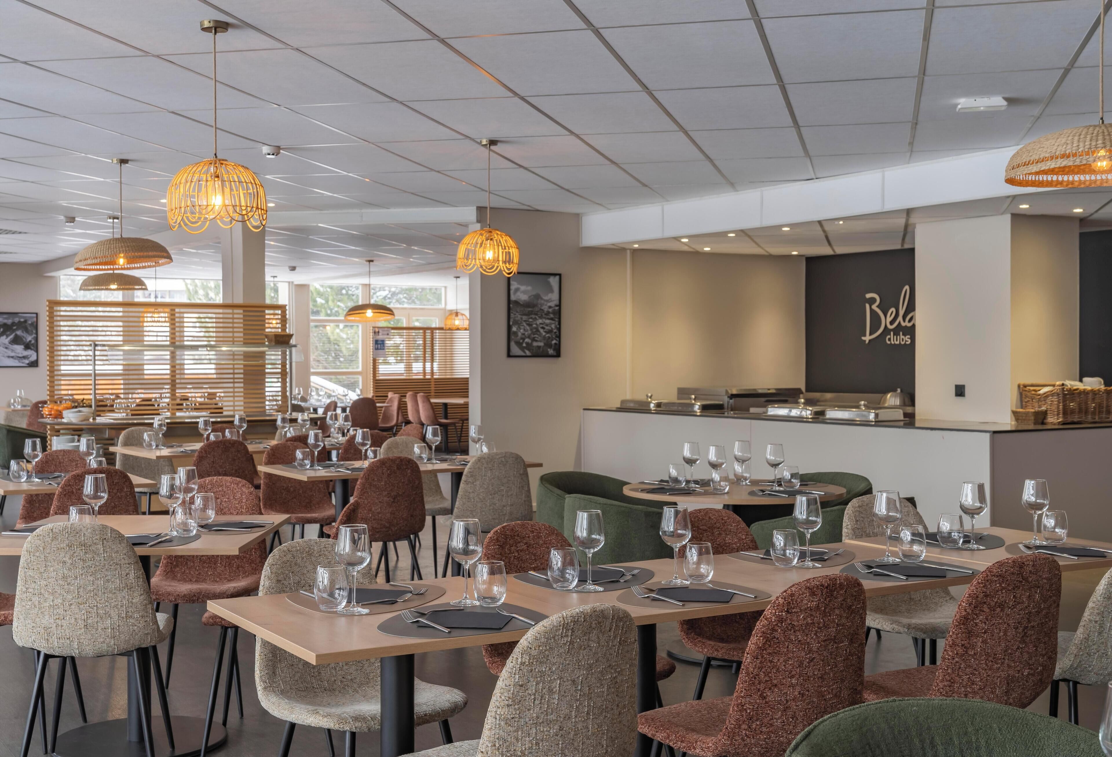 breakfast, lunch and dinner served