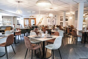 Serveert ontbijt, lunch en diner