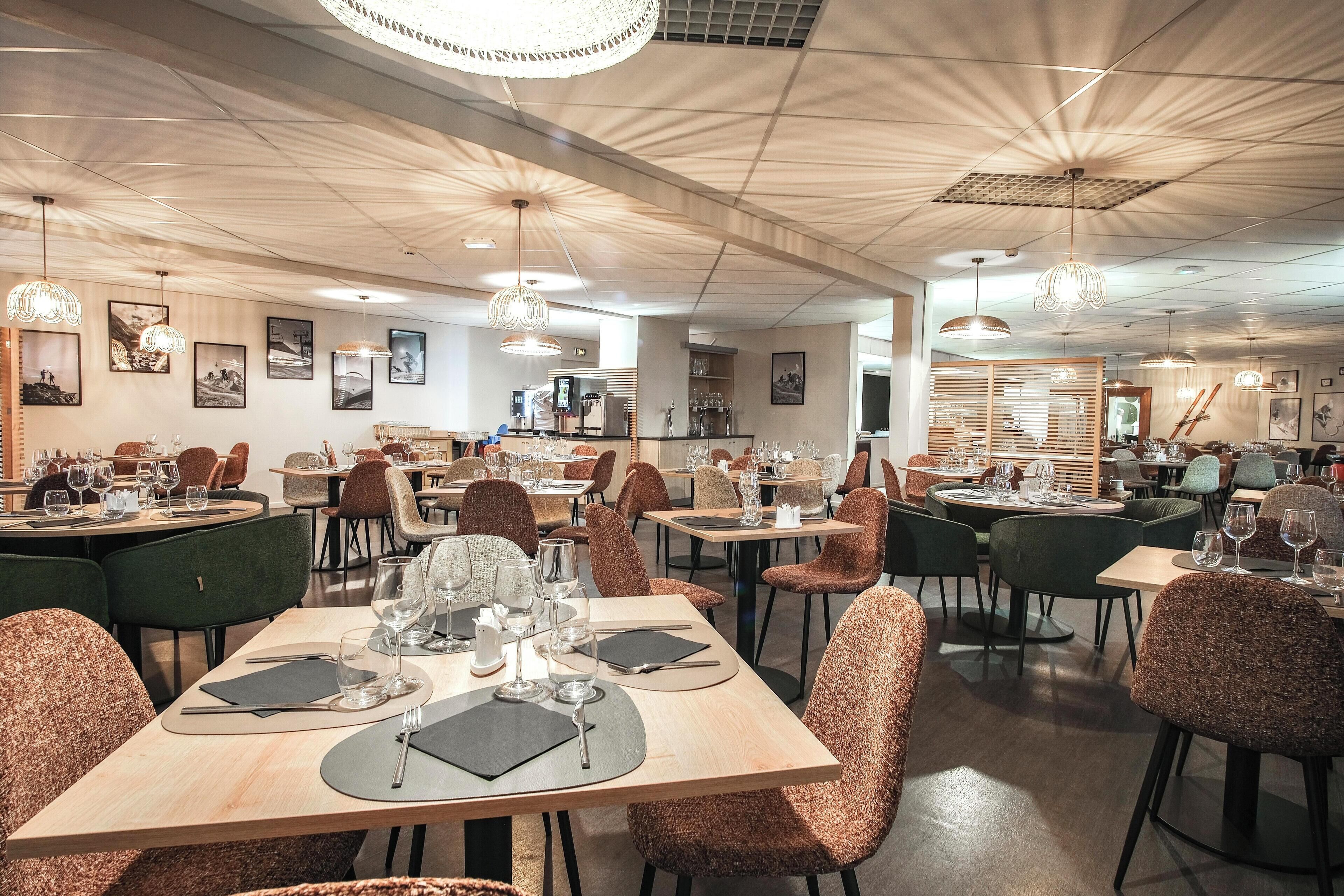 breakfast, lunch and dinner served