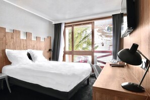 Quarto triplo premium, sacada | Cortinas blackout, ferros/tábuas de passar roupa, berços grátis