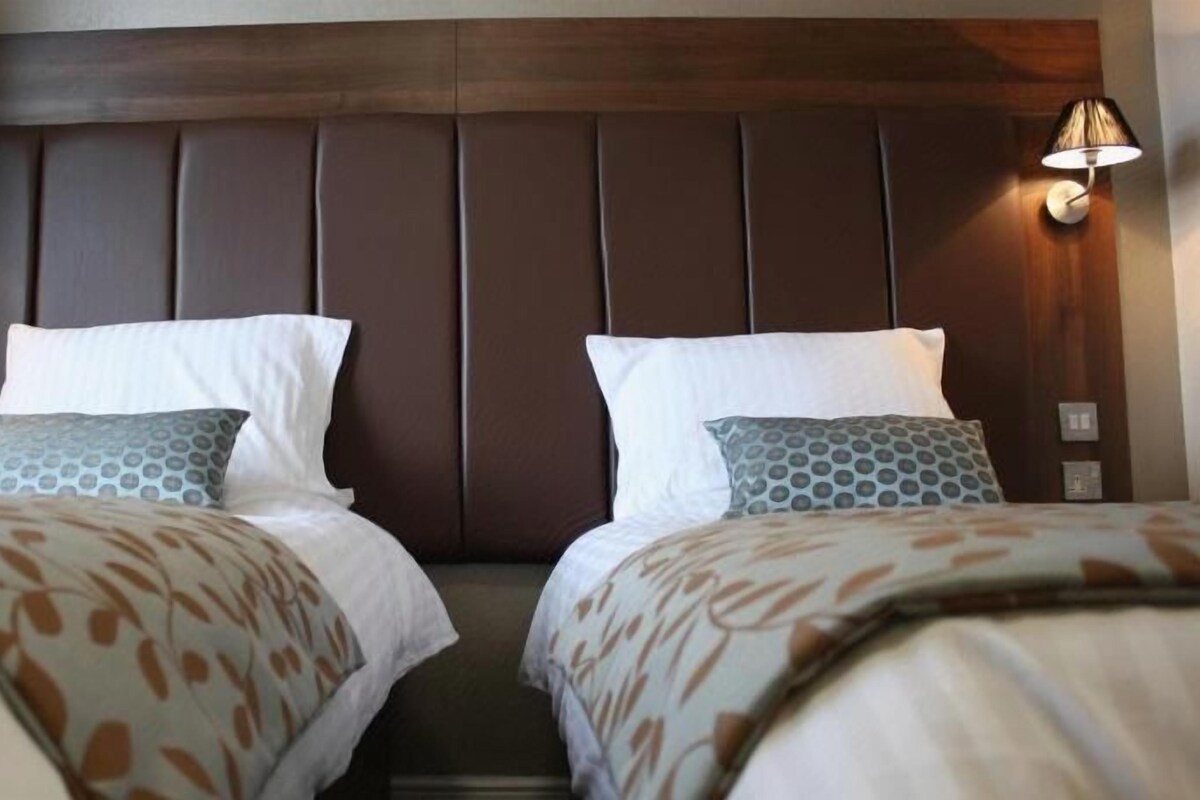Desk, cribs (free), rollaway beds (surcharge), WiFi (free)