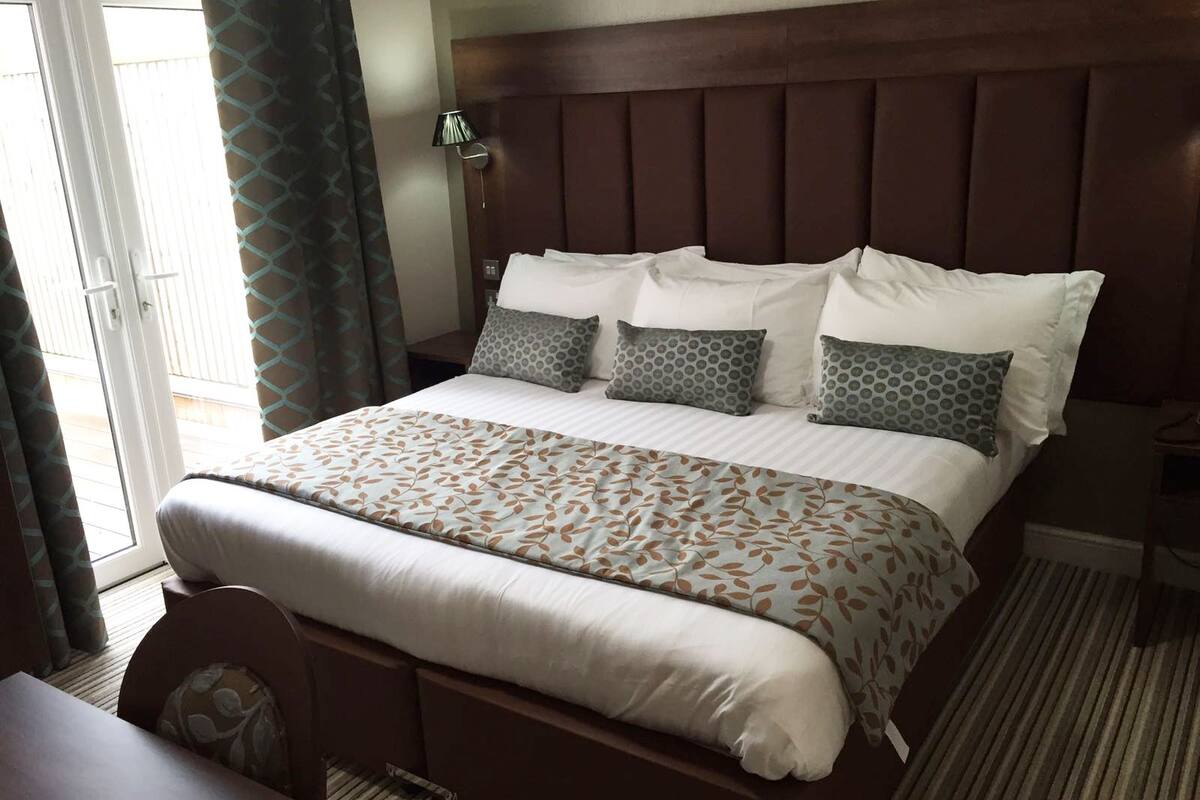 superior double room | desk, free cots/infant beds, rollaway beds, free wifi