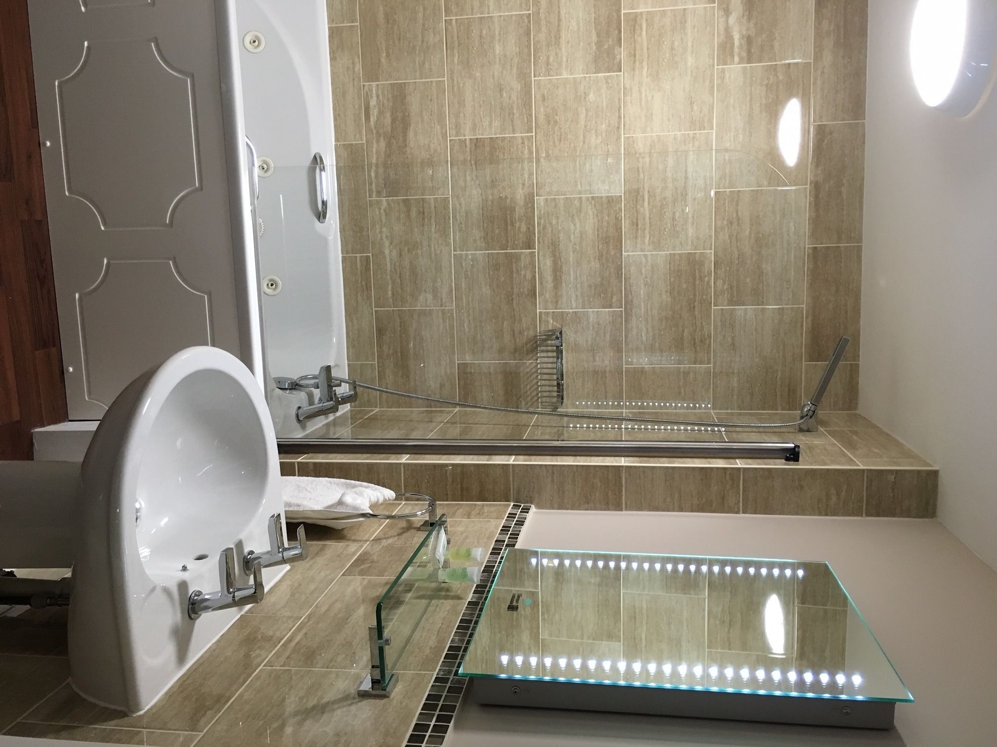 Une salle de bain moderne avec une baignoire, une douche à l’italienne et des toilettes.