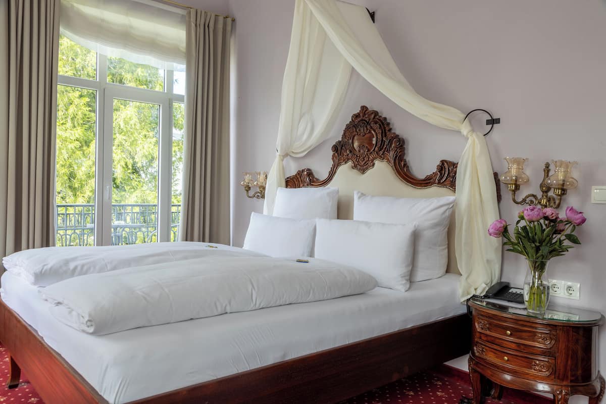 double room | premium bedding, pillow-top beds, minibar, in-room safe