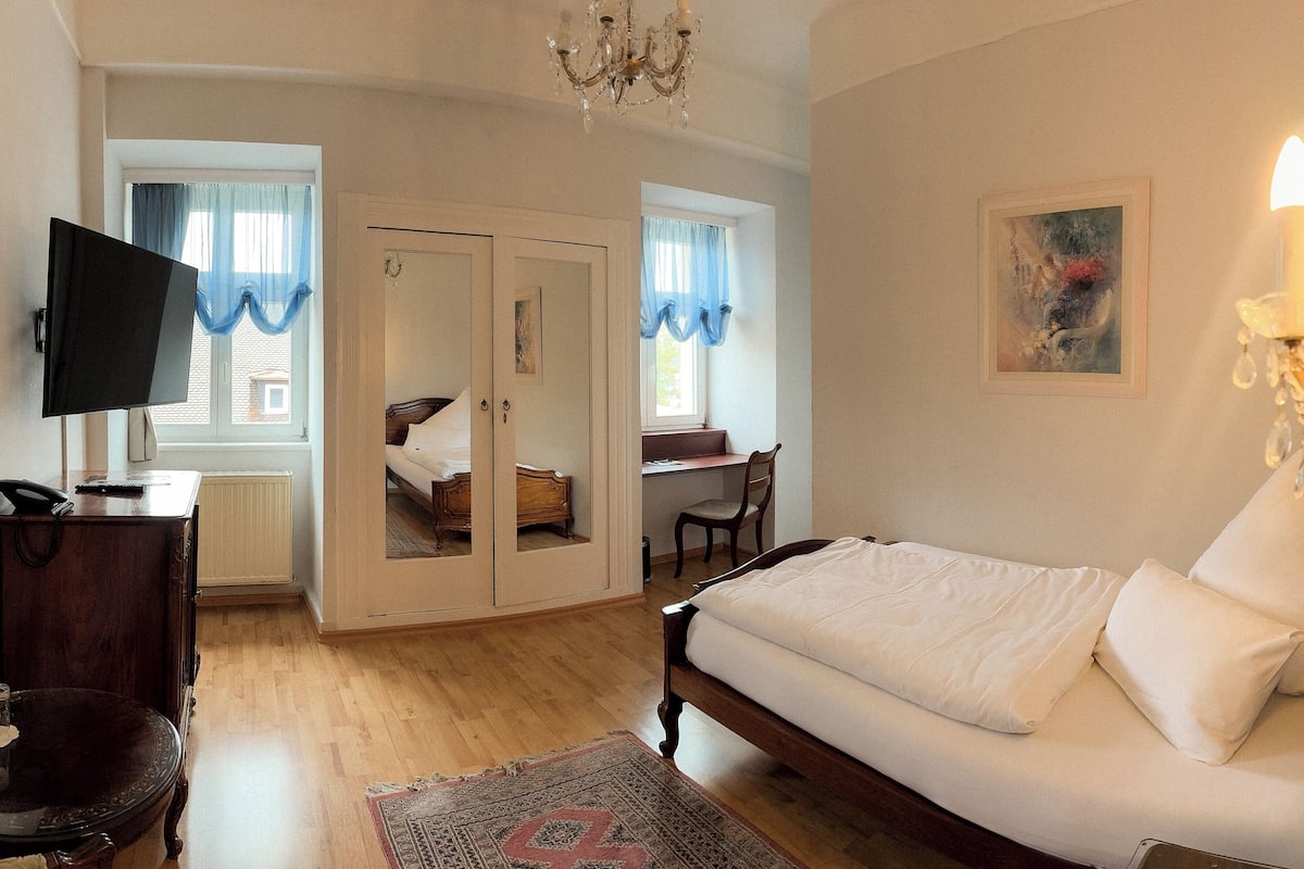 single room | premium bedding, pillow-top beds, minibar, in-room safe