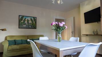 Apartment 2 | Wohnbereich | Fernseher