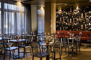 Petit déjeuner, déjeuner et dîner servis sur place