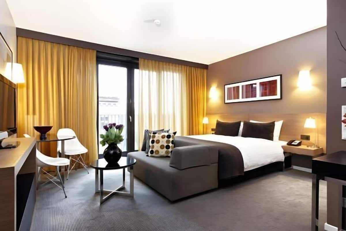 2 slaapkamers, luxe beddengoed, donzen dekbedden, een minibar