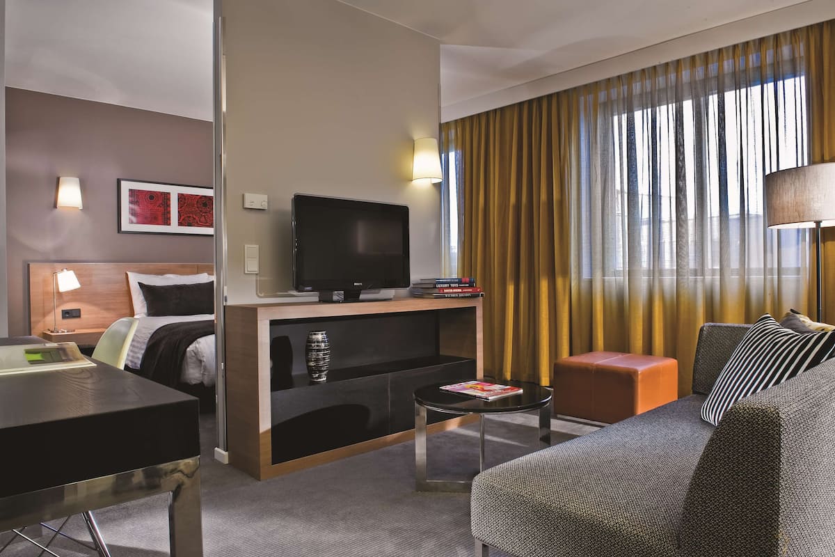 2 slaapkamers, luxe beddengoed, donzen dekbedden, een minibar