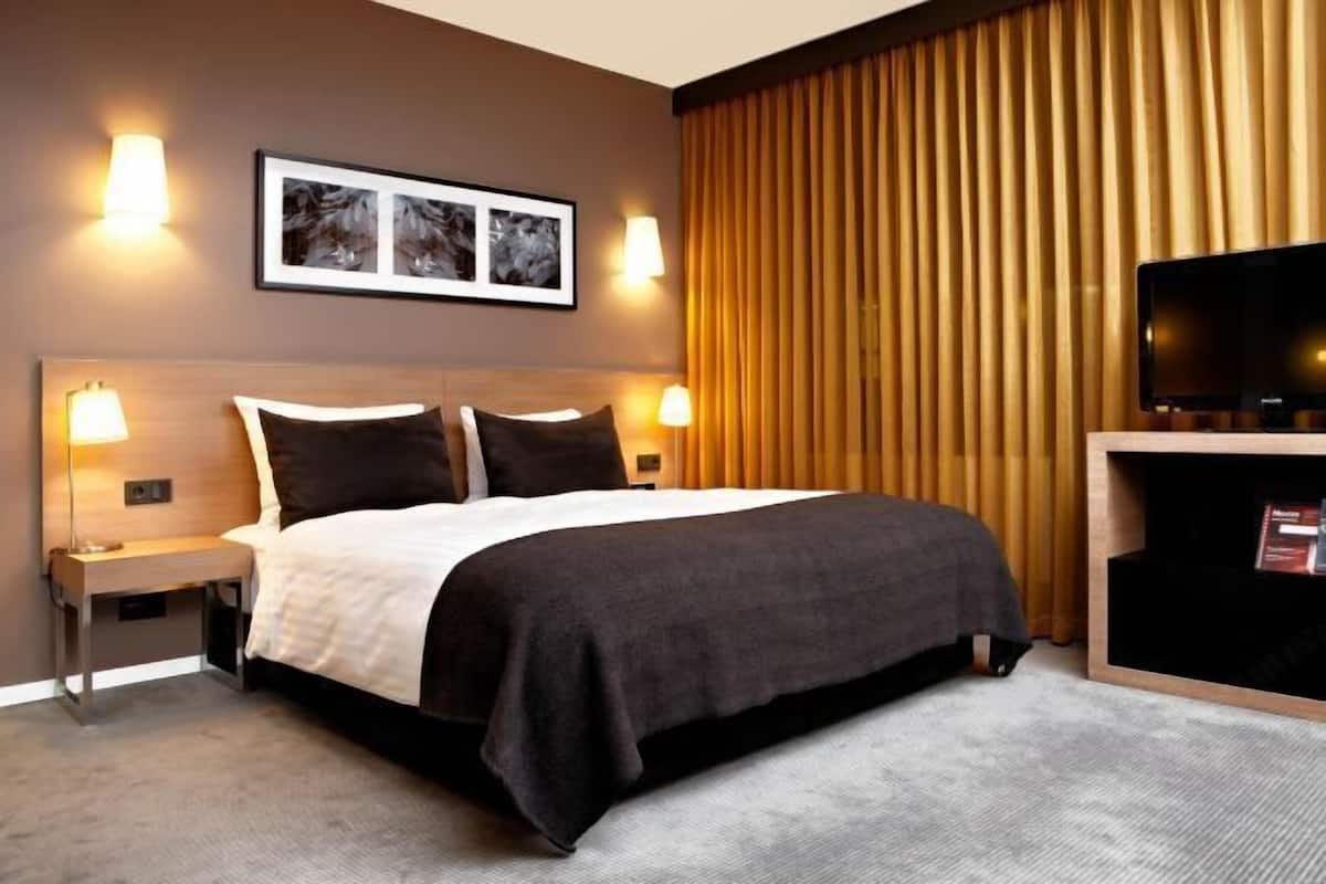 2 slaapkamers, luxe beddengoed, donzen dekbedden, een minibar