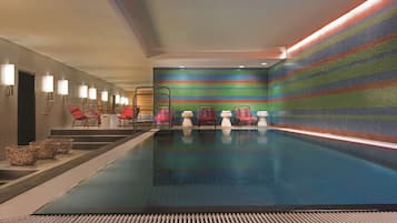 Piscina coperta, lettini