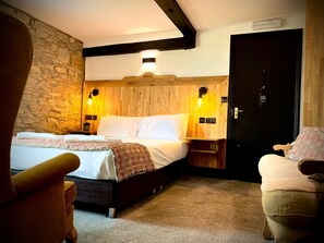 Quarto casal superior, 1 cama King | Escrivaninha, espaço de trabalho para notebook