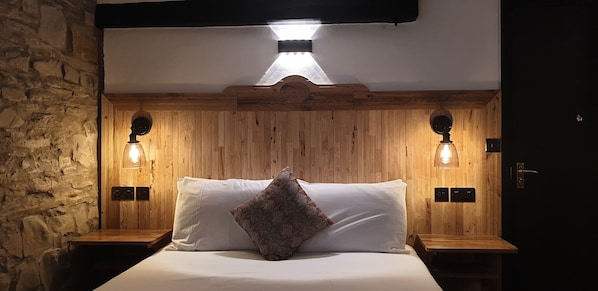 Habitación doble superior | Escritorio y espacio para trabajar con un portátil