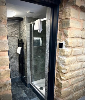 Regadera, amenidades de baño gratuitas, secadora de cabello, toallas 