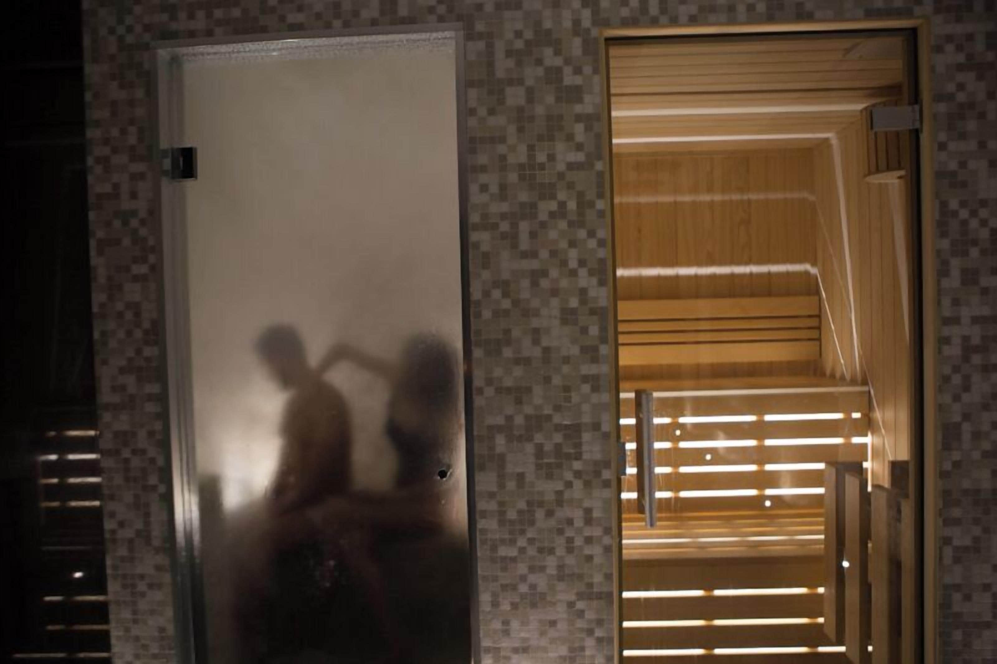 Un interior moderno con una pared de azulejos y una escalera de madera.