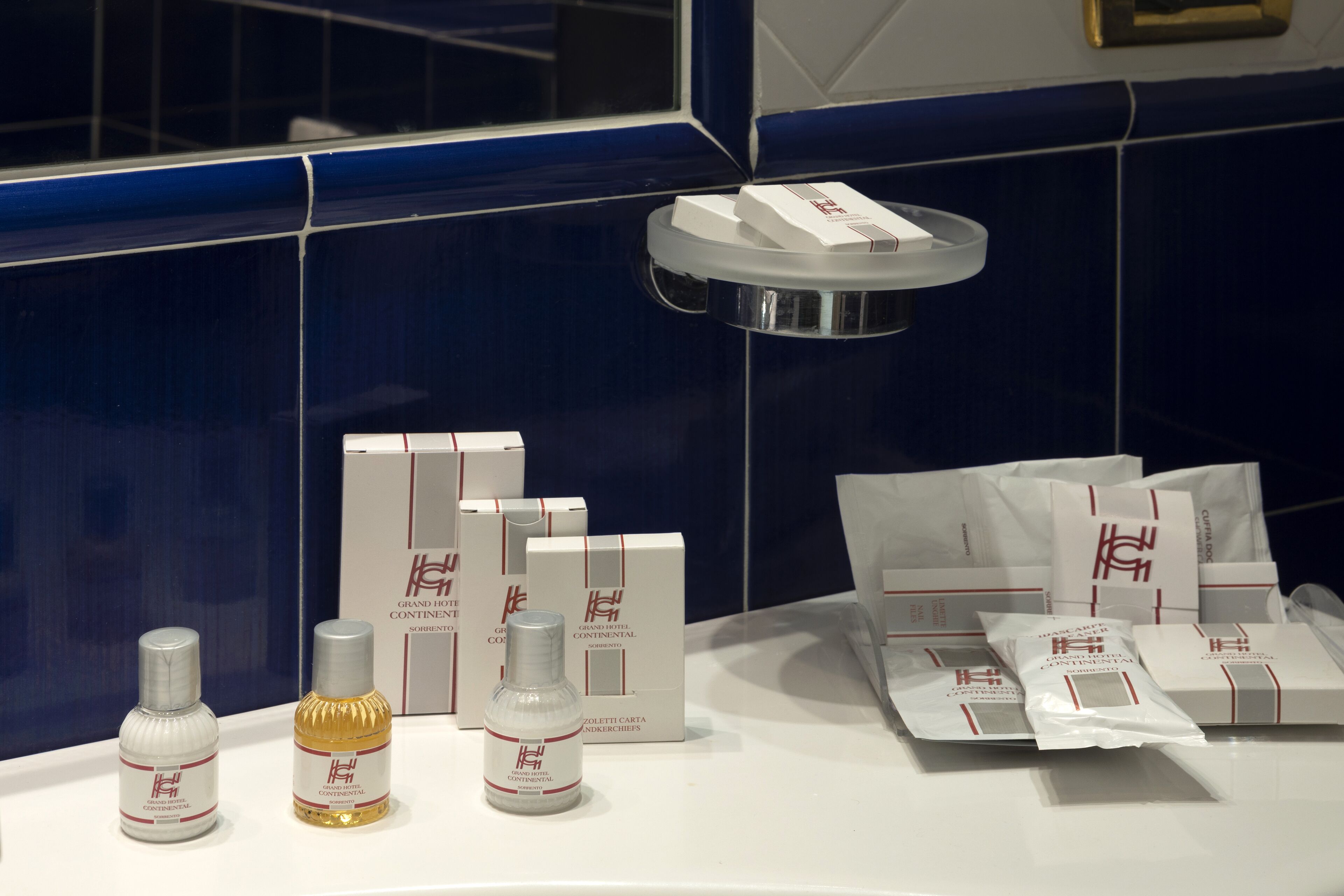 family room, sea view | bathroom | combined shower/bathtub, rainfall showerhead, free toiletries