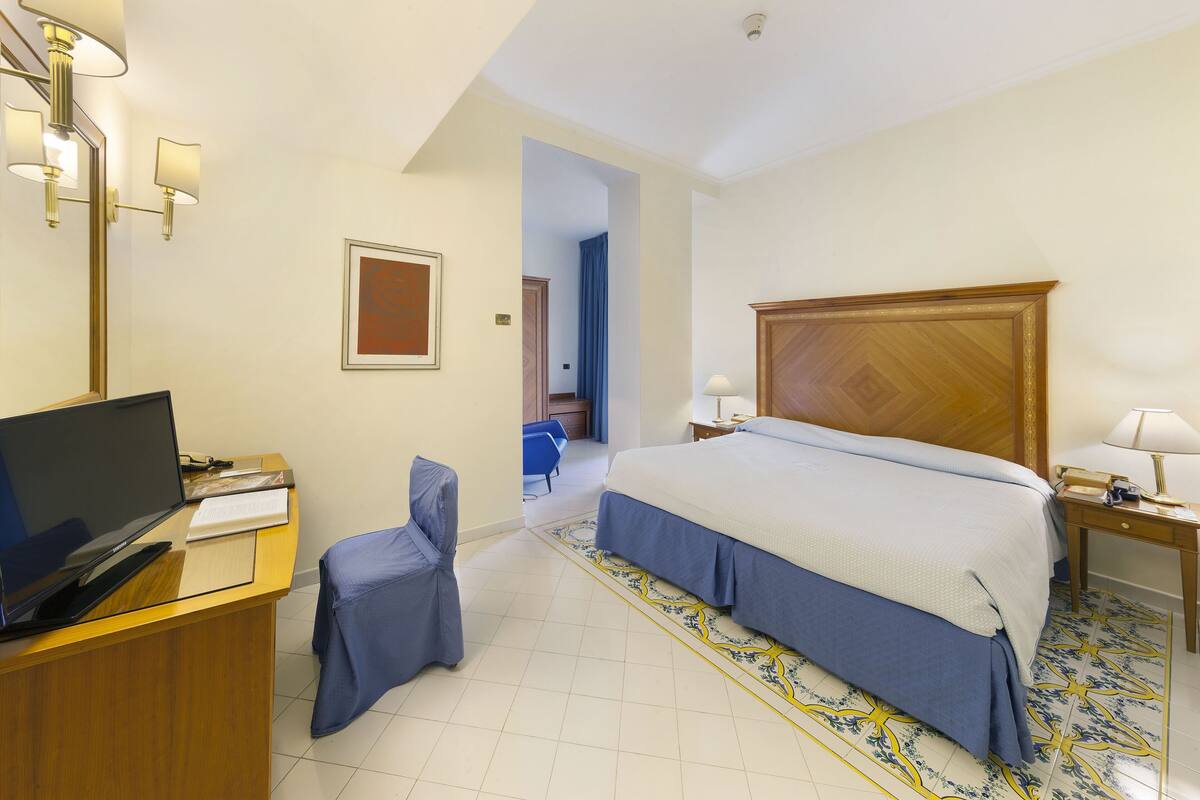 Camera tripla, balcone | Biancheria da letto di alta qualità, minibar, una cassaforte in camera