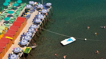 Una spiaggia nelle vicinanze, sabbia scura, lettini da mare