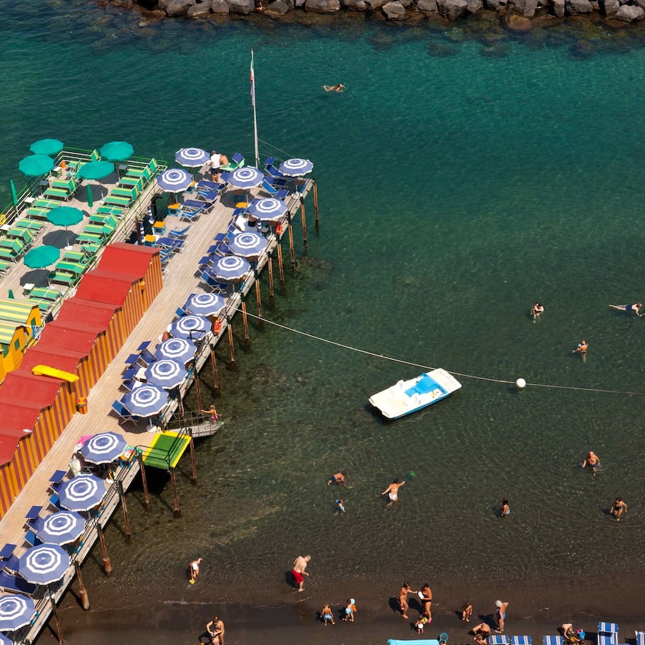 Una spiaggia nelle vicinanze, sabbia scura, lettini da mare