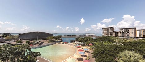 Una piscina al aire libre