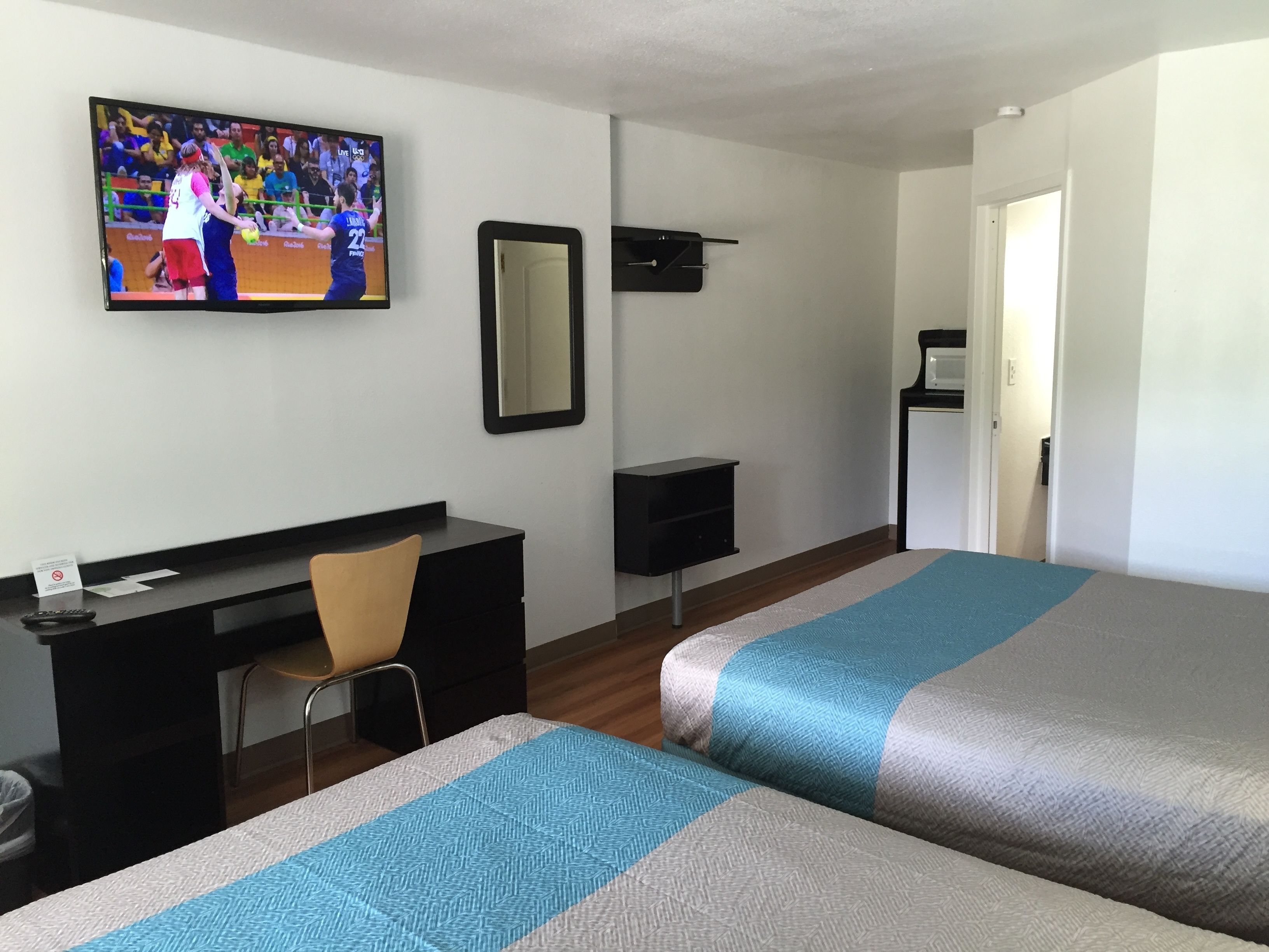 Escritorio, cortinas blackout, wifi gratis y ropa de cama 