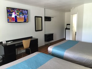 Escritorio, cortinas blackout, wifi gratis y ropa de cama