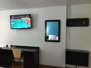 Escritorio, cortinas blackout, wifi gratis y ropa de cama