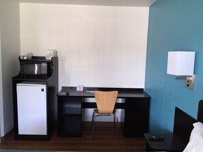 Desk, blackout curtains, free WiFi, bed sheets - Motel 6 Prairie Du Chien, WI (Prairie Du Chien)