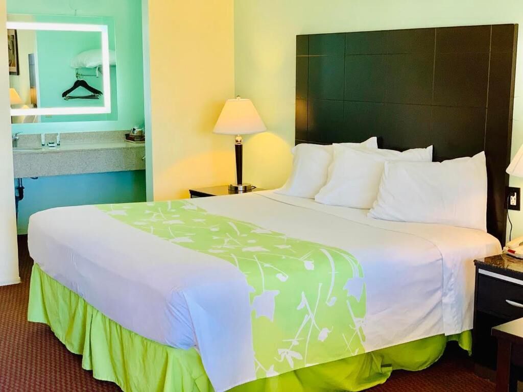 مكتب وستائر تعتيم وتجهيزات عازلة للصوت ومكواة/لوح كي