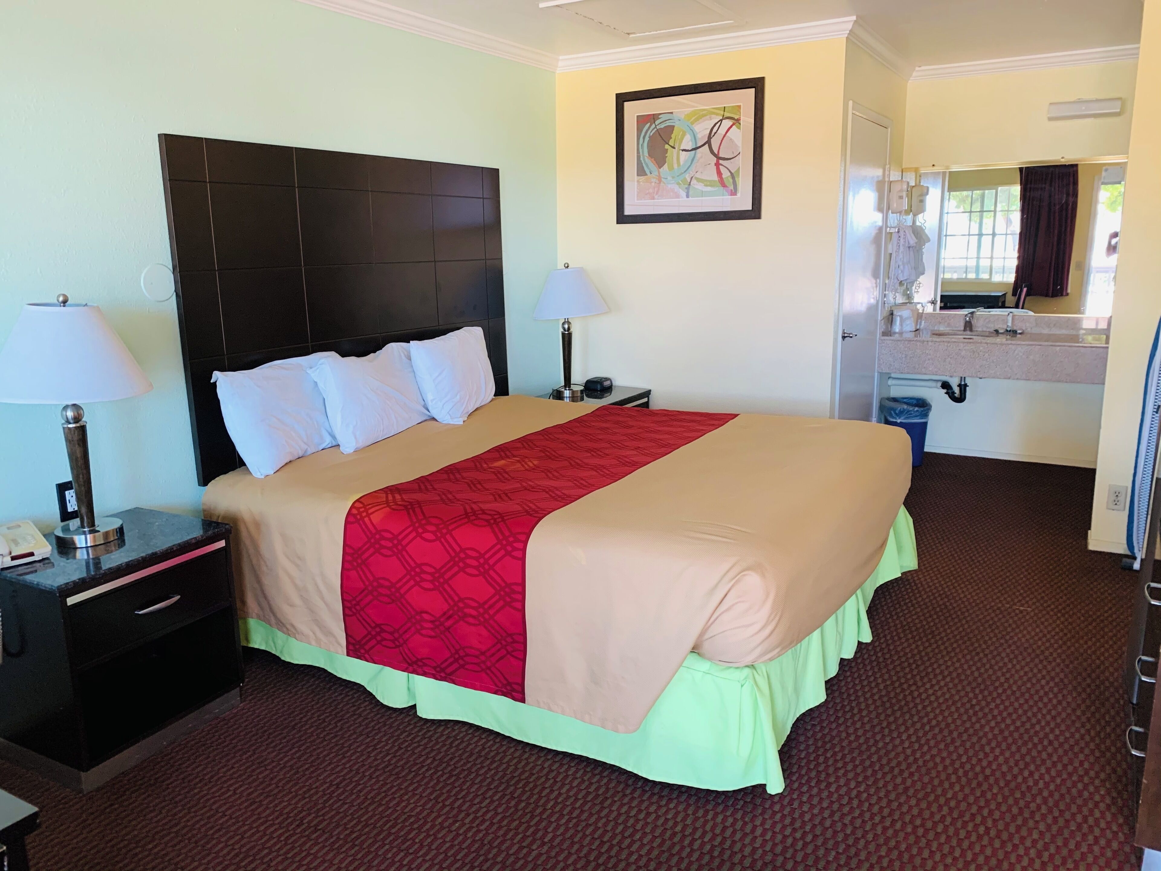 مكتب وستائر تعتيم وتجهيزات عازلة للصوت ومكواة/لوح كي