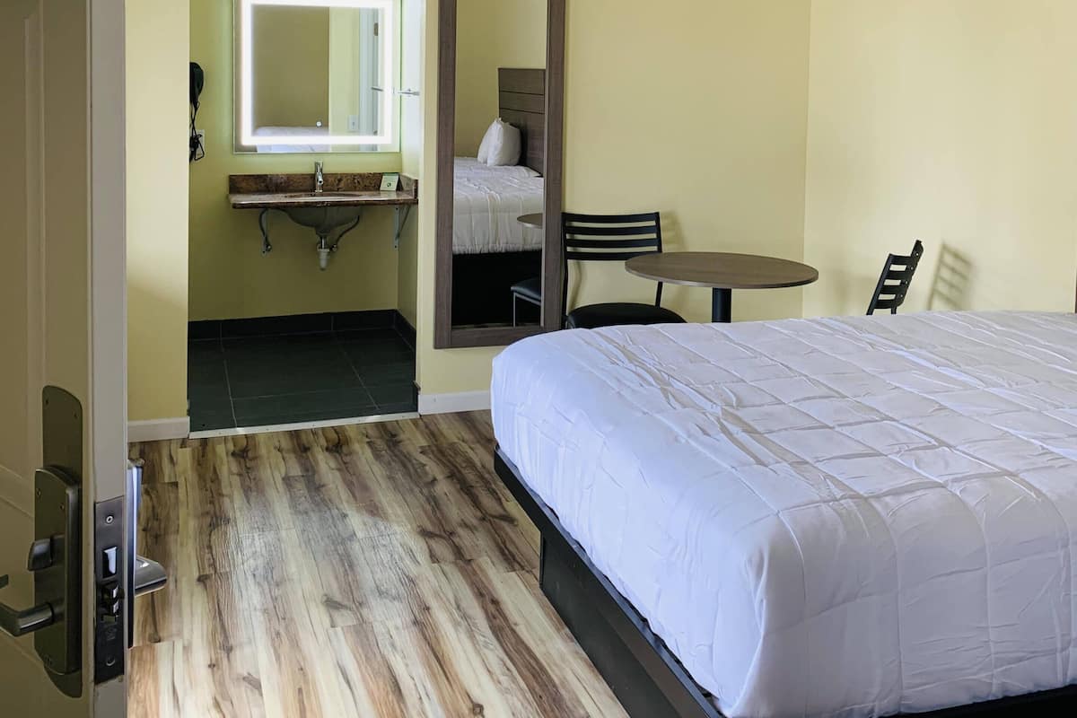 Standaard kamer, 1 kingsize bed, toegankelijk voor mindervaliden, magnetron | Een bureau, verduisterende gordijnen, geluiddichte muren