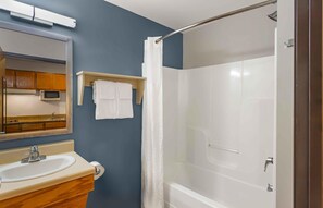Studio Suite / 2 full beds | Bathroom | Combined shower/bathtub, hair dryer, towels, soap - Extended Stay America Select Suites - Fort Myers - Northeast (Fort Myers)