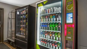 Zwei Getränkeautomaten mit verschiedenen Auswahlmöglichkeiten, darunter Limonaden und Flaschenwasser.