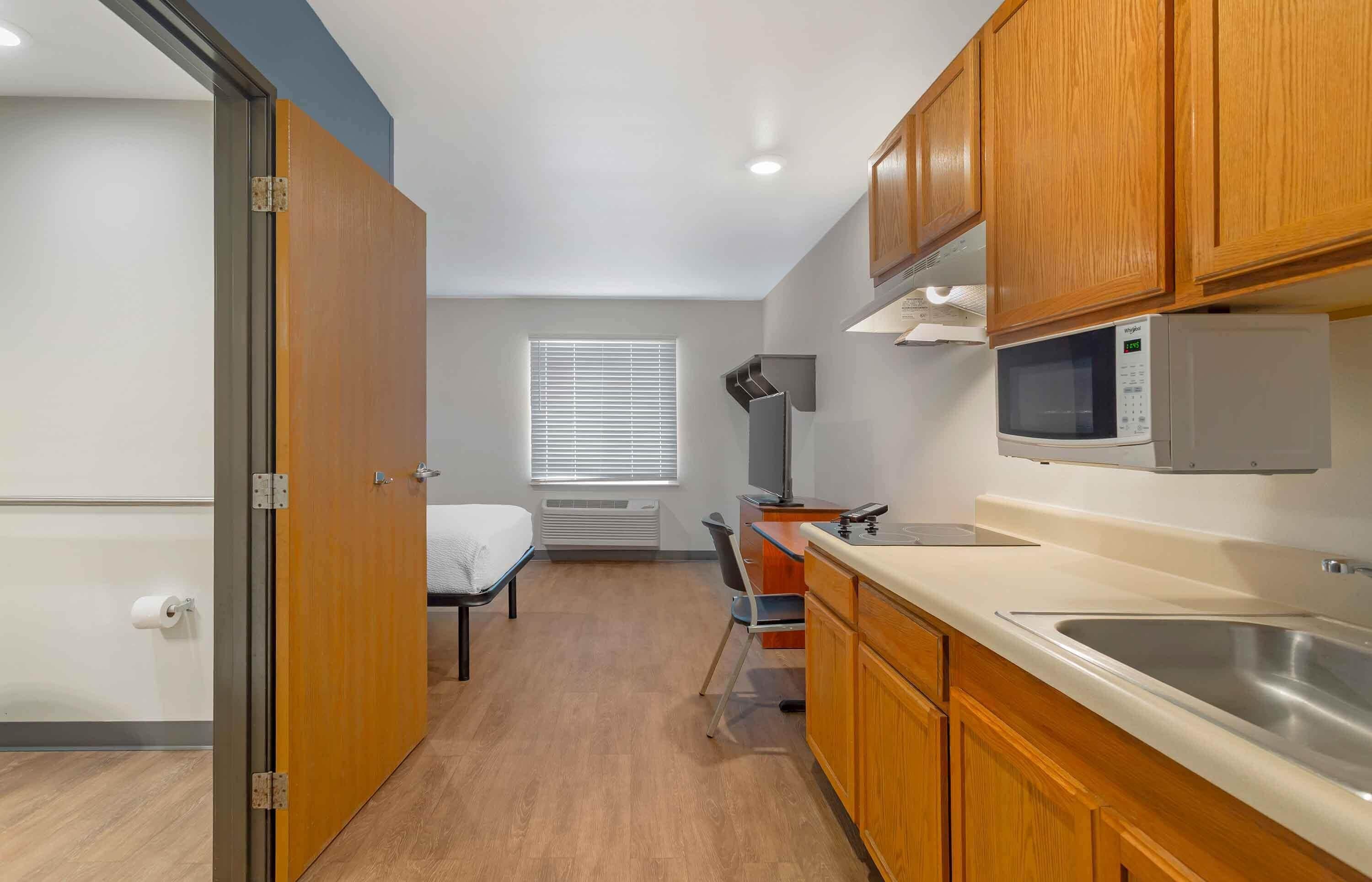 Skrivebord, arbejdsområde til bærbare computere, strygejern/strygebræt