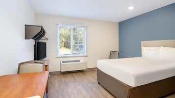 Studio Suite / 1 full bed | Een bureau, een laptopwerkplek, een strijkplank/strijkijzer, gratis wifi