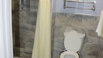 Habitación estándar, 2 camas dobles, fumadores | Baño | Secador de pelo y toallas