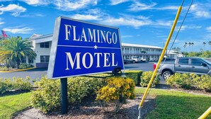 Schild für das Flamingo Motel, im Hintergrund ein Gebäude.