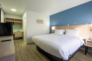 Pillow-top beds, free WiFi, bed sheets - Suburban Studios South Bend (South Bend)