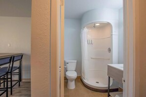 Kombinasi shower/bathtub dan perlengkapan mandi gratis