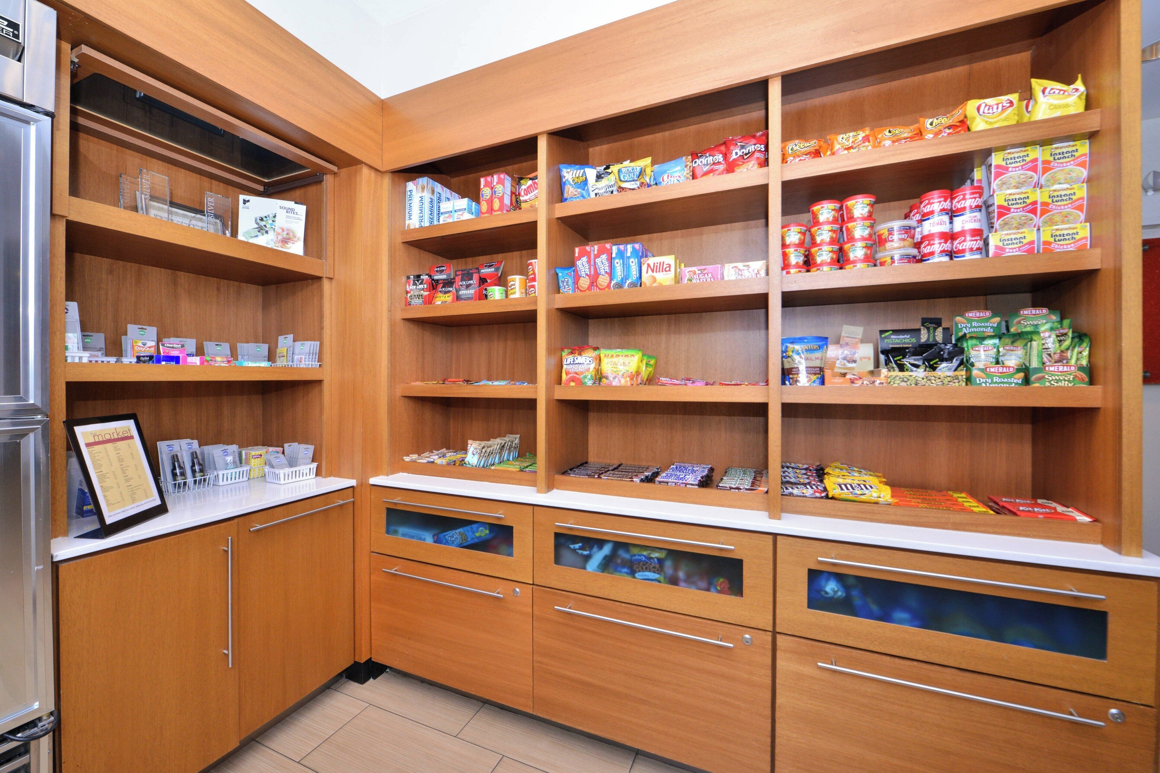 Een overzichtelijke voorraadkast met diverse levensmiddelen en snacks.