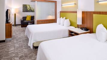 Meja kerja, tirai kedap cahaya, dan setrika/meja setrika