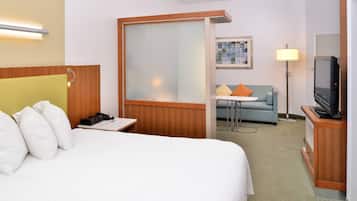 Meja kerja, tirai kedap cahaya, dan setrika/meja setrika