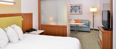 Bureau, rideaux dâobscurcissement, fer et planche Ă repasser