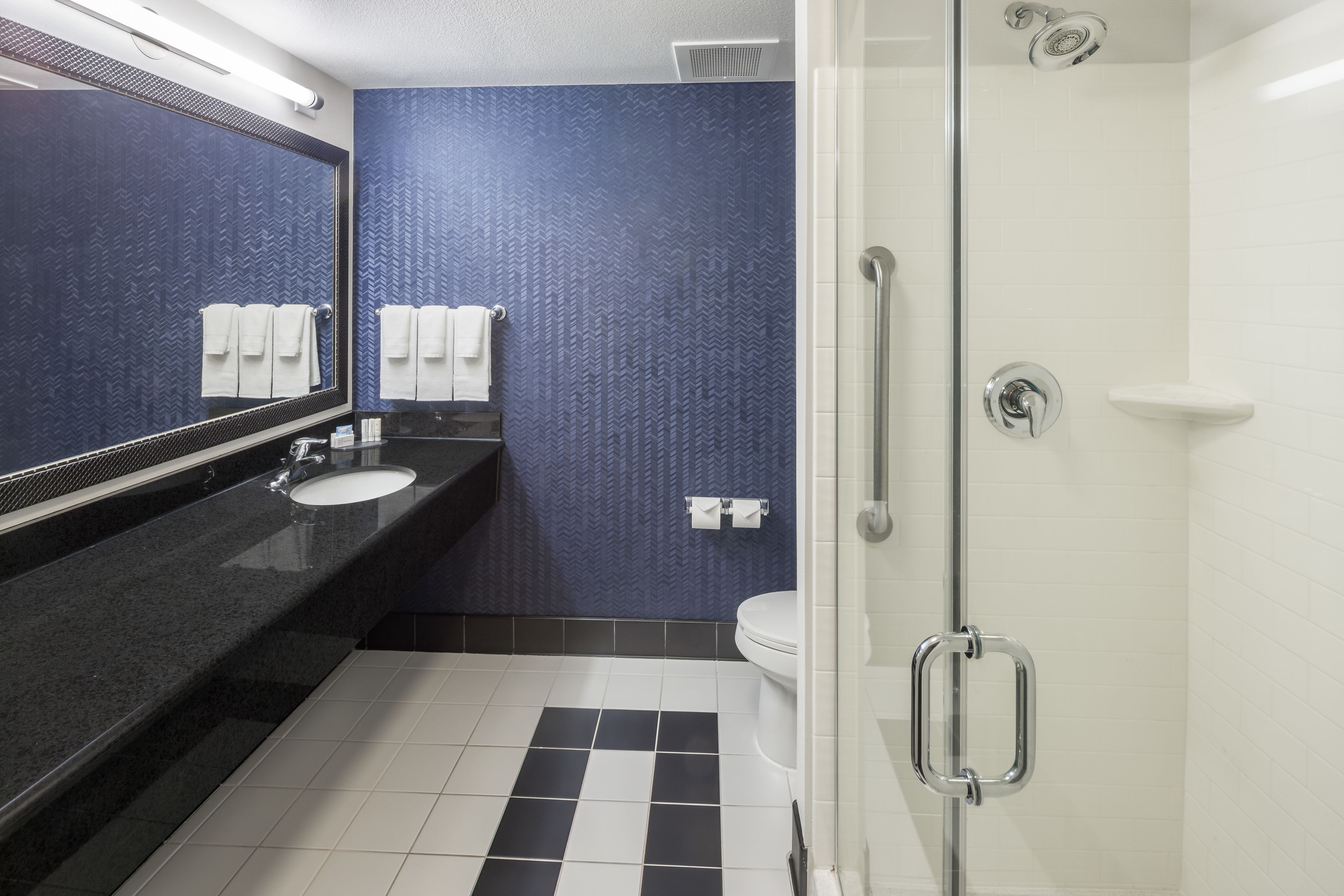 suite, 2 double beds, non smoking | bathroom | free toiletries, hair dryer, towels