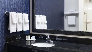 Artículos de tocador gratuitos, secador de pelo, toallas