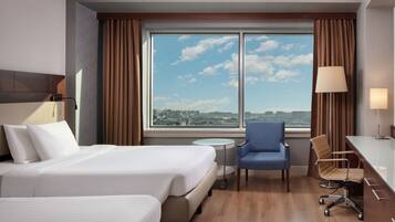 Minibar, caja de seguridad en la habitación y escritorio