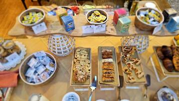 Una mesa de buffet con diversos alimentos y salsas.