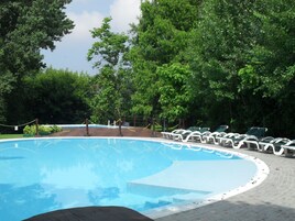 Una piscina techada, una piscina al aire libre